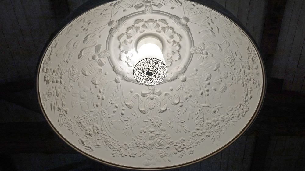 Le lustre et son cache-ampoule particulier