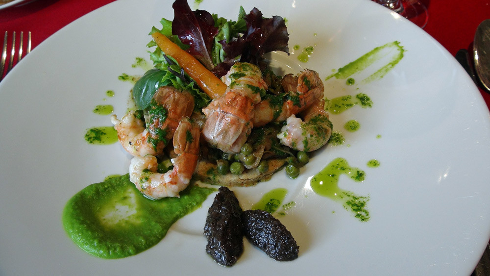Tarte fine à l'olive noire, poêlée de langoustine, vinaigrette d'herbes fraîches, mélange asiatique