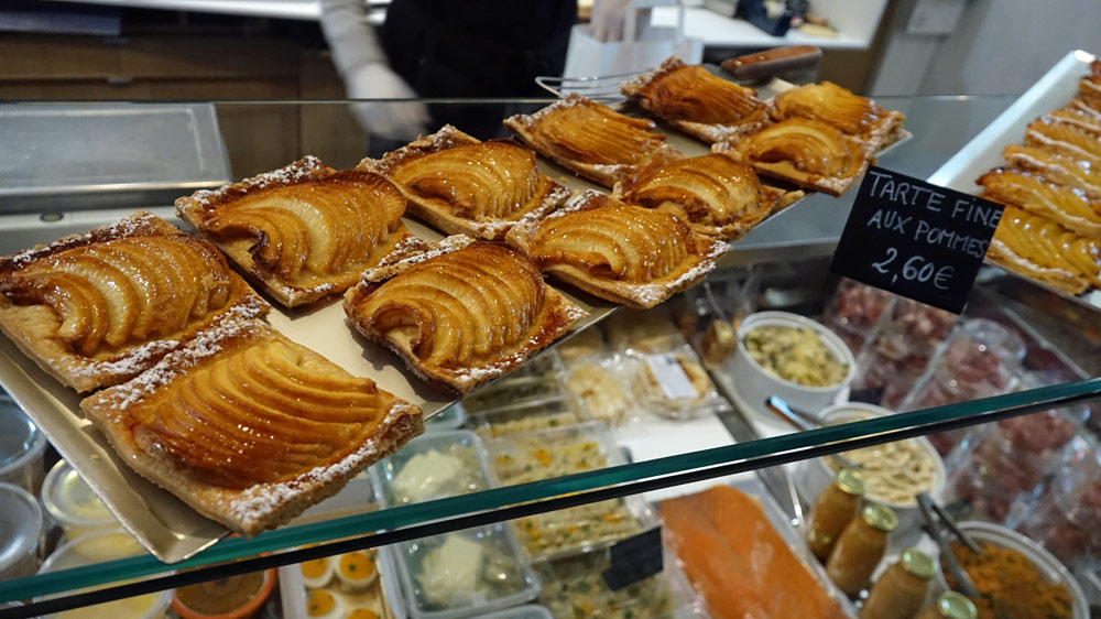 Tartes aux pommes (un peu trop exposé aux éventuels embruns de la clientèle !)