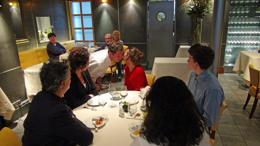 Passage de Pascal Barbot à la table d'à côté composée de vignerons