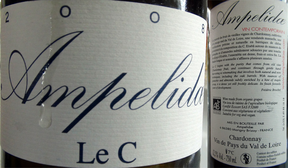 Vin servi sur les 2 secondes entrées