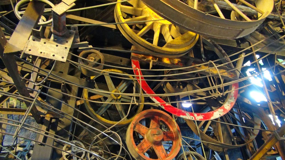 Une machinerie étrange