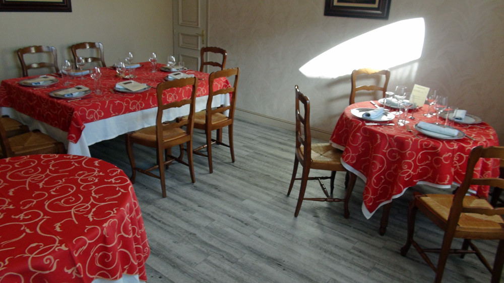 La petite salle à droite de l'entrée