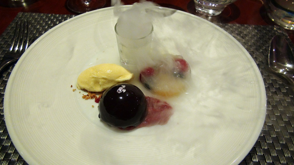 Assiette de 3 desserts : Glace au saké - Gelée de kuzu aux fruits - Dôme au chocolat noir laqué