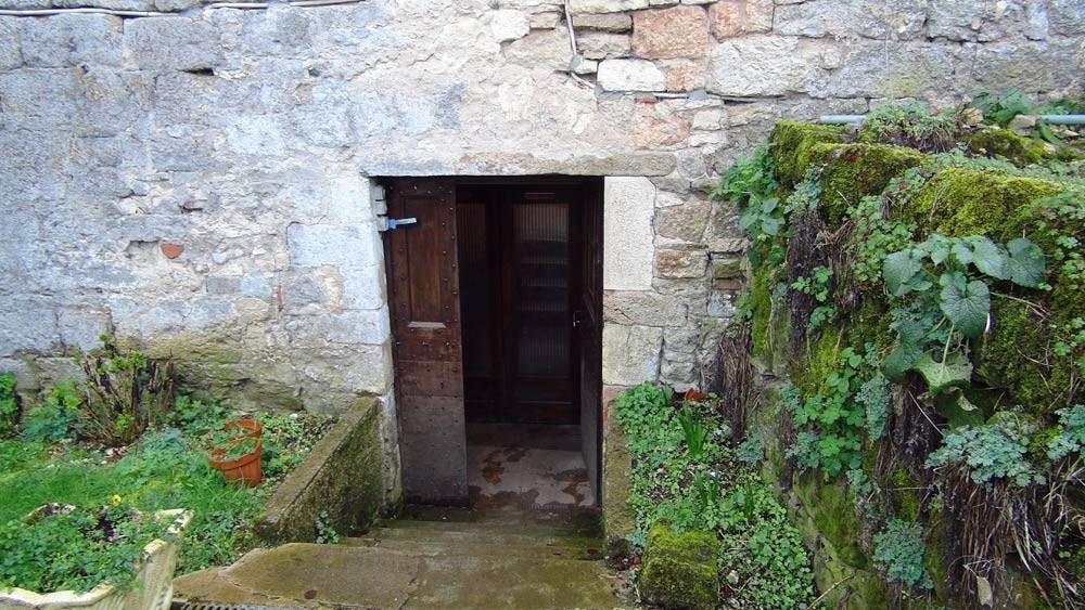 L'entrée de la fromagerie (baisser la tête !)