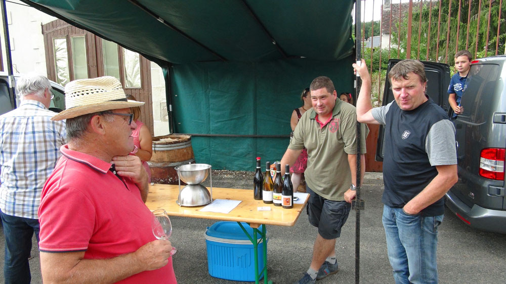 Trois sommités des fruits fermentés de Bacchus, deux producteurs, Philippe Alliet et Vincent Ricard, et un consommateur verre à la main, Jean-Michel Montagu