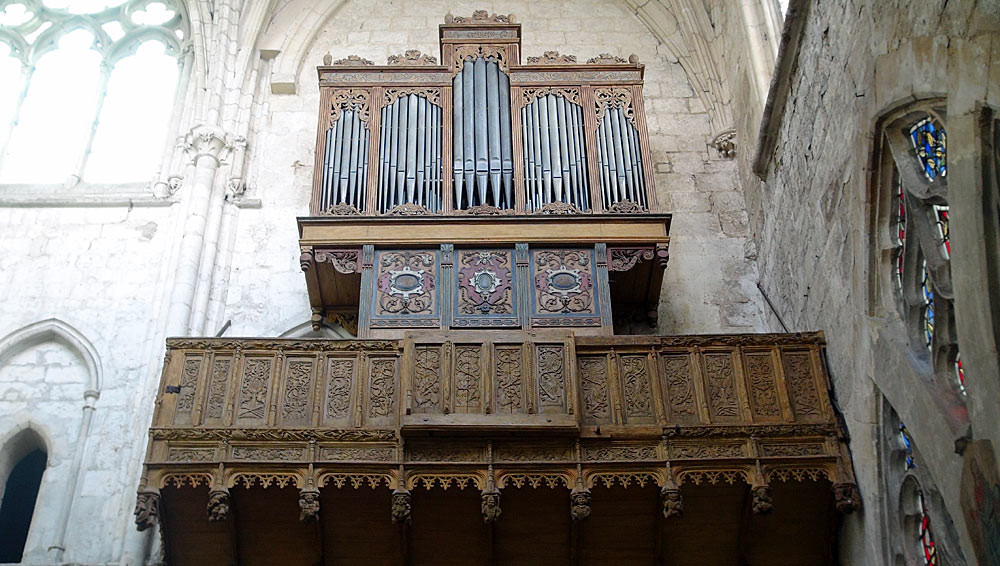  Moret-sur-Loing : le "buffet d'orgue" du 16ème en chêne polychrome 
