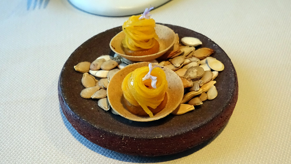 Quatrième série d'amuse-bouche : Tartelette, crème de courge du jardin, courge fermentée