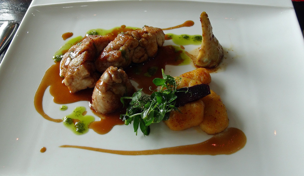 Ris de veau poêlés, artichauts poivrade et gnocchi au piment d'Espelette