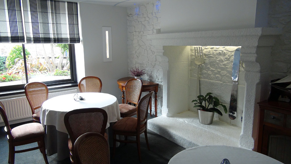 La petite salle et sa cheminée décorée