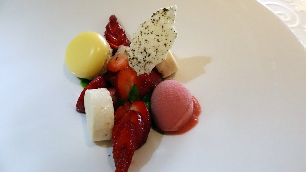 Fraises charlotte locales bio,  crémeux citron, sirop de roquette, sorbet fraise et guimauve épicée