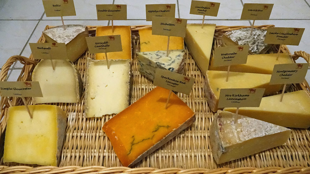 Présentation du plateau des fromages anglais au lait cru