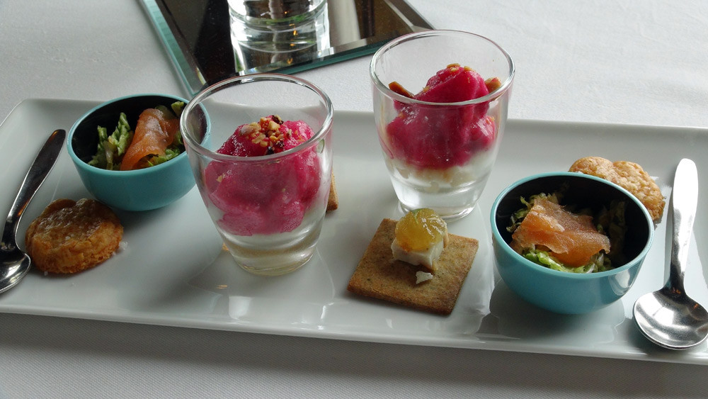 Amuse-bouche : Sablé au Parmesan - Chou chinois et saumon fumé - Tartare de Saint-Pierre et mousse aux cranberries - Gelée d'amandes et compotée de yuzu