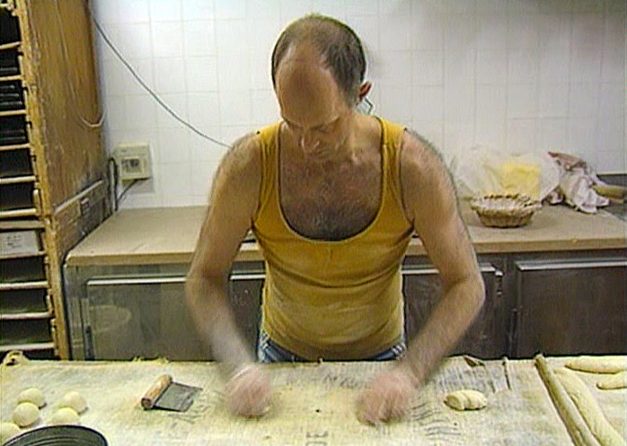 Luc Mano façonne (Photo tirée du DVD "Les secrets de cuisine de Bernard Pacaud" de Frédéric Laffont)
