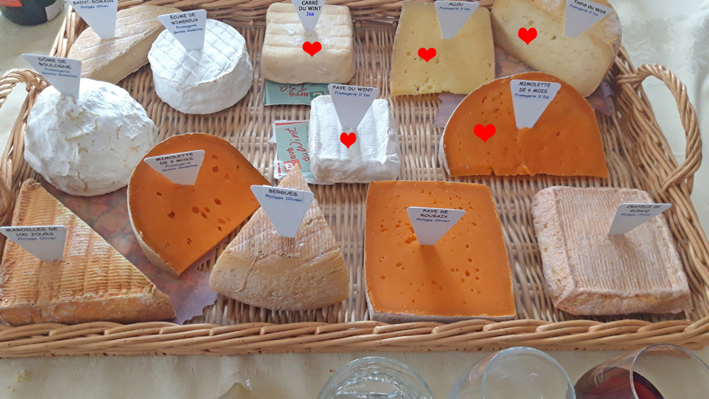 Les cinq fromages achetés (avec un cœur rouge) sur le plateau