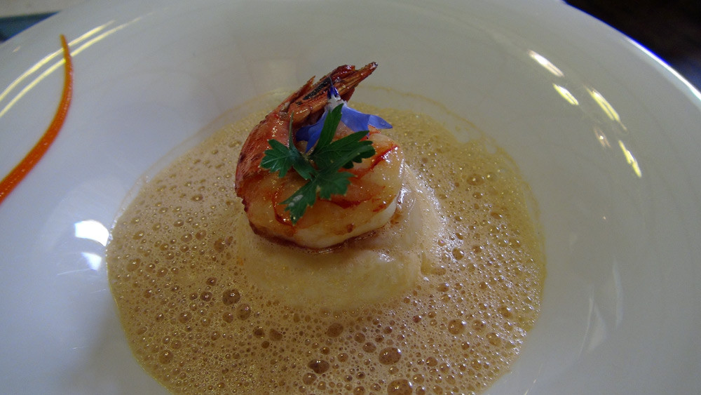 Moelleux de Saint-Jacques, émulsion de crevettes grises et gambas poêlée