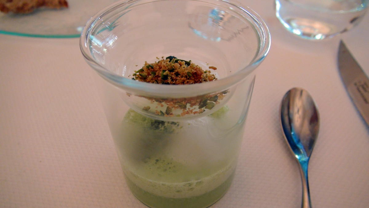 Crème de poireaux à l'huile de pistache poudrée de thé matcha