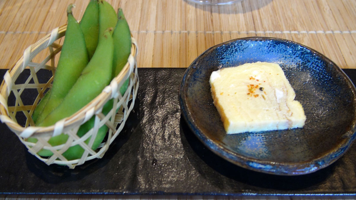 Amuse-bouche : omelette et edamame (gousses de soja) 