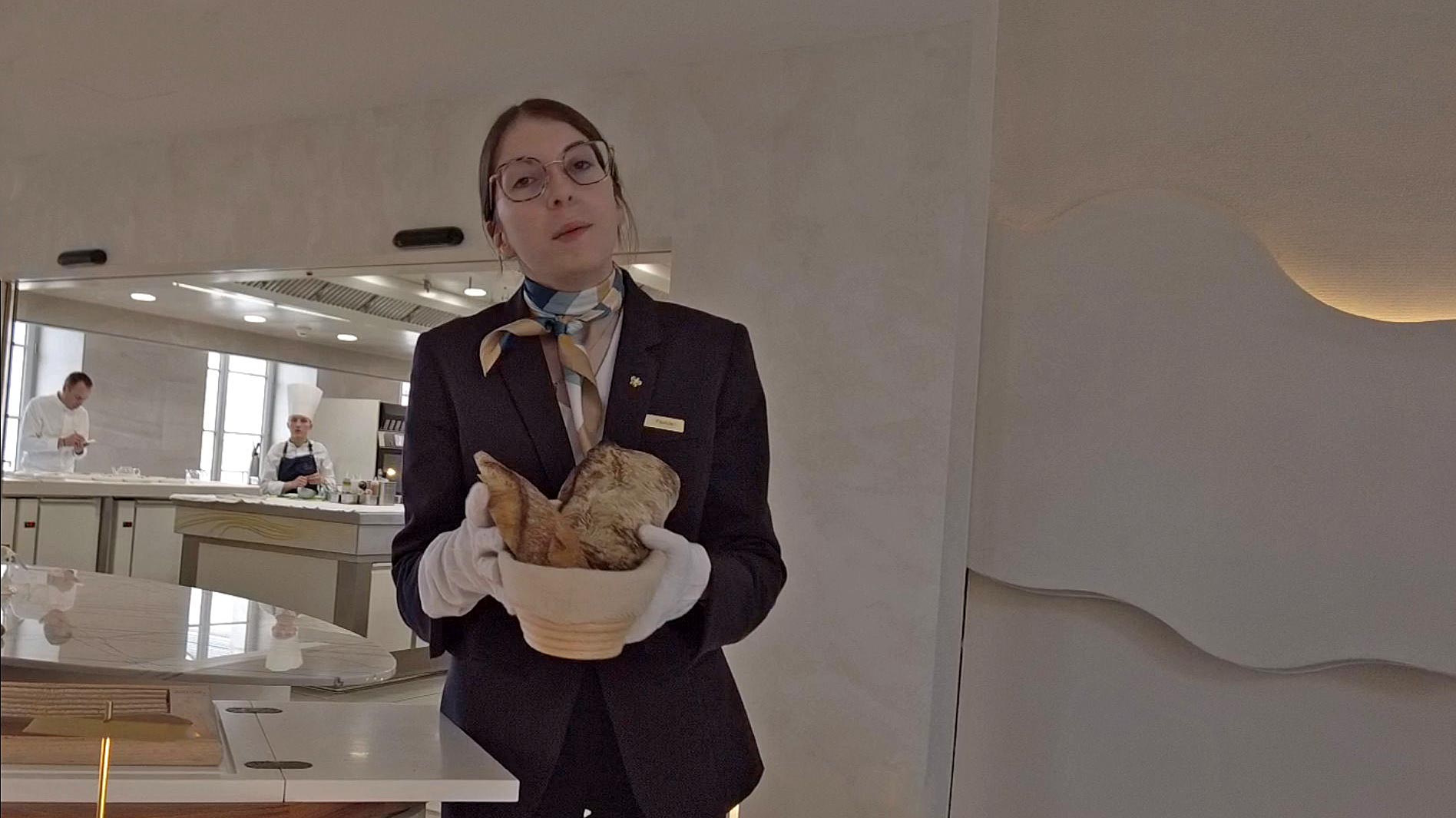 Pauline Bauquet, apprentie salle, présente les pains du boulanger Franck Collas