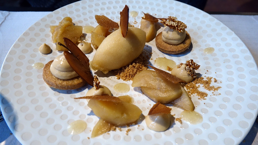 La Pomme de Mont-Prés-Chambord, pommes cuites à basse température, sablé spéculoos, crème Dulcey, sorbet cidre fermier