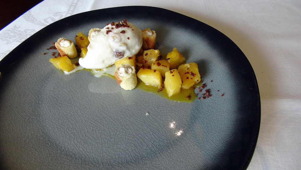 Ananas caramélisé, coulis de mangue aux épices, glace rhum/raisin