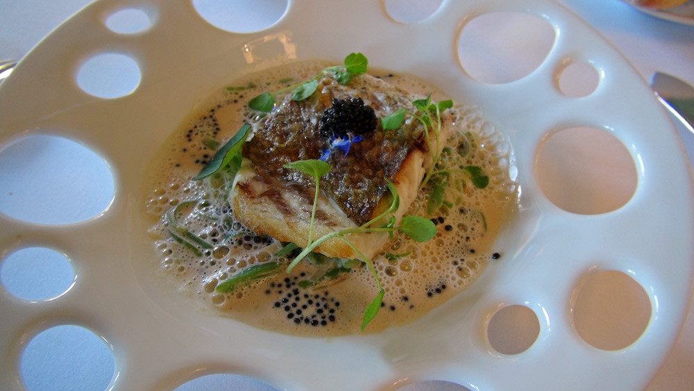  Maigre de Saint-Jean de Luz légèrement fumé, salsifis et pois gourmands, sauce velouté au caviar d'Aquitaine