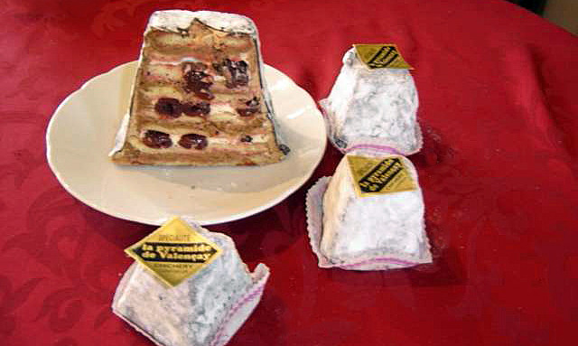 La pyramide de Valençay (génoise nature mousse chocolat noir et griottes au grand marnier) - Crédit photo site web Chichery 