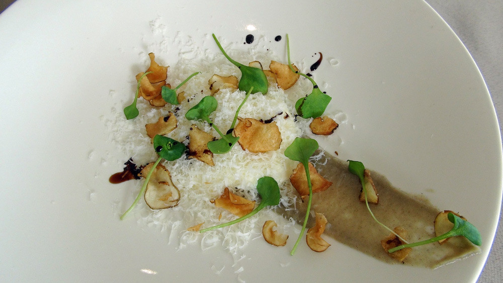 Mousse de Parmesan, Parmesan râpé, chips de topinambour et traits de balsamique 12 ans d'âge de Fernando Pensato 