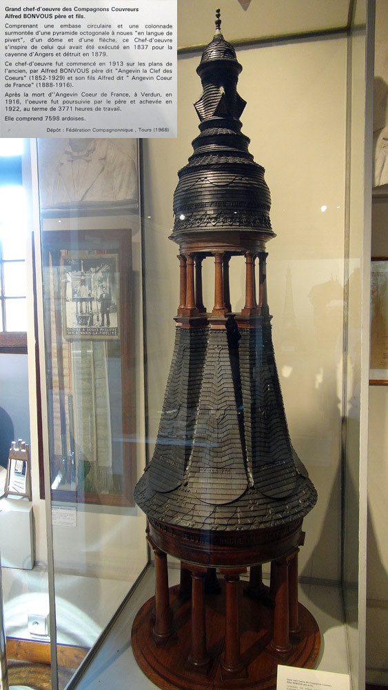 Grand chef-d’œuvre des Compagnons Couvreurs de Tours, par louis Philippe dit « Rennais la Fidélité » (1886) et Mausolée en ardoises sculptées, exécuté en 1921 par A. Bonvous en mémoire de son fils tué à Verdun en 1916.