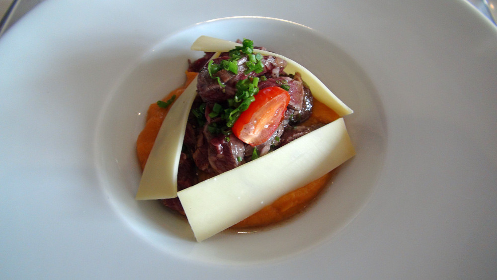Purée de patates douces servie froide, tende de tranche juste saisi, lamelles de Comté