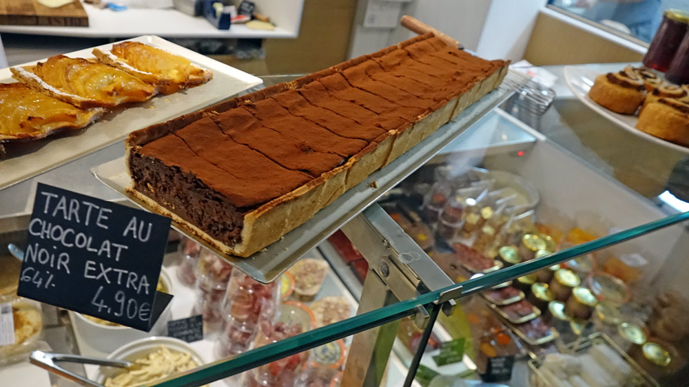 Tarte au chocolat noir extra 64%  (un peu trop exposé aux éventuels embruns de la clientèle !)