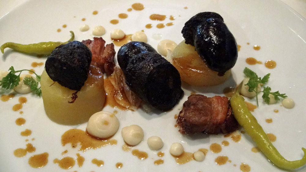 Boudin maison aux pommes, poitrine confite, pulpe de céleri panais