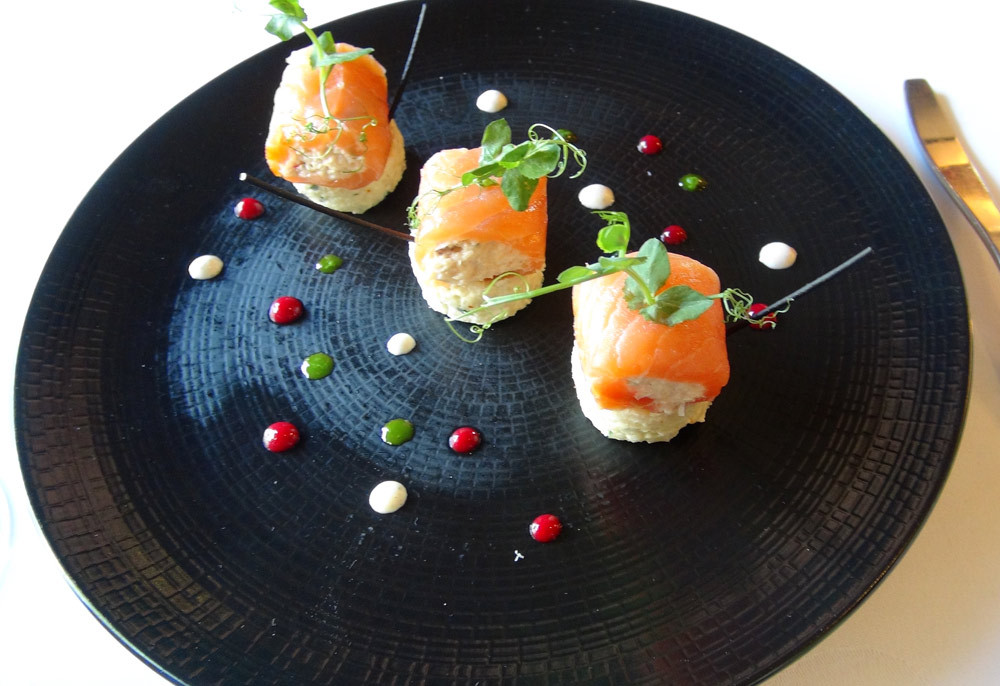 Canneloni de saumon fumé et tourteaux, risotto crémeux servi glacé, spaghettis à l'encre de seiche