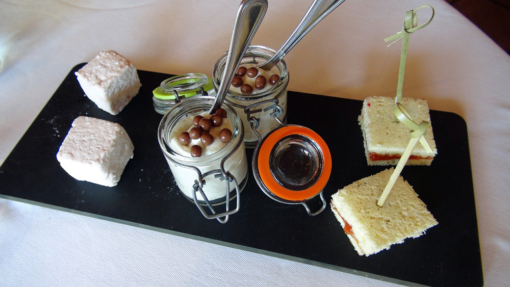 Mignardises : Guimauve fraise/cardamome, Émulsion banane/cannelle en verrine et Biscuit à la confiture de tomates
