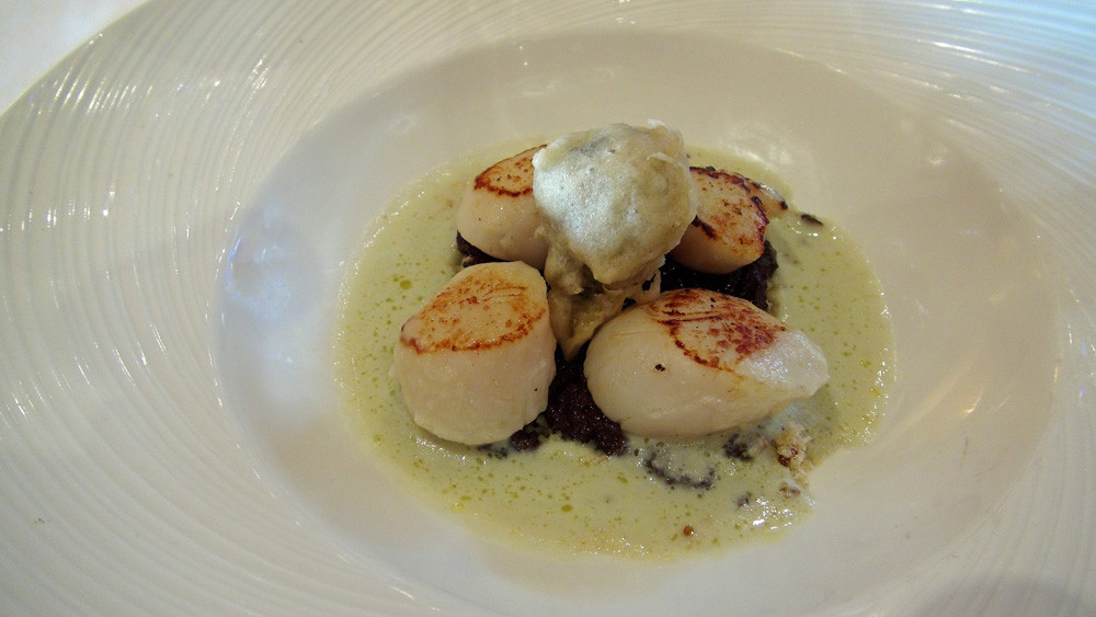 Coquilles Saint-Jacques, boudin noir & nage iodée