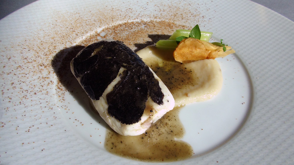 Bar en voile de truffe, purée de topinambour