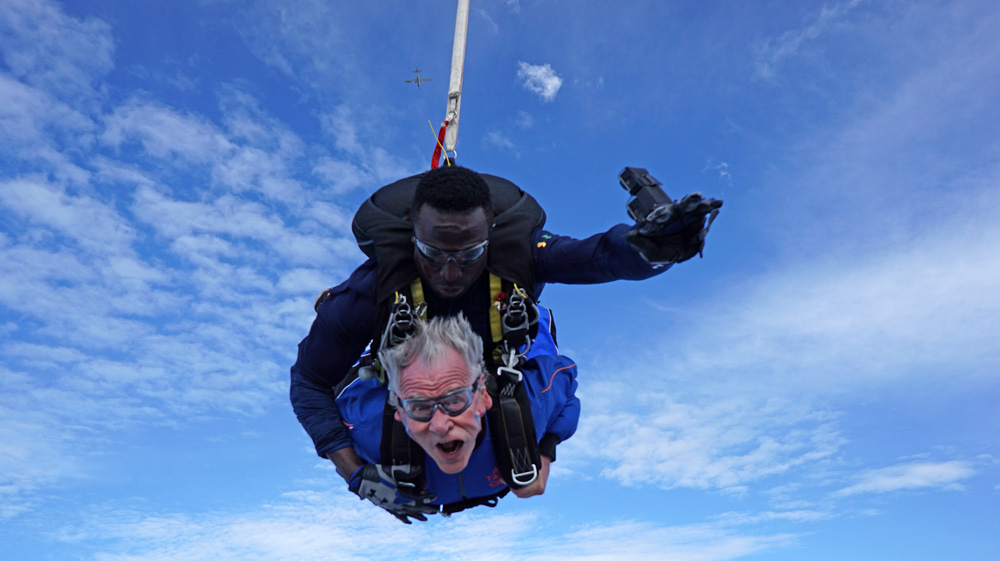 La chute libre continue à 200 km/h
