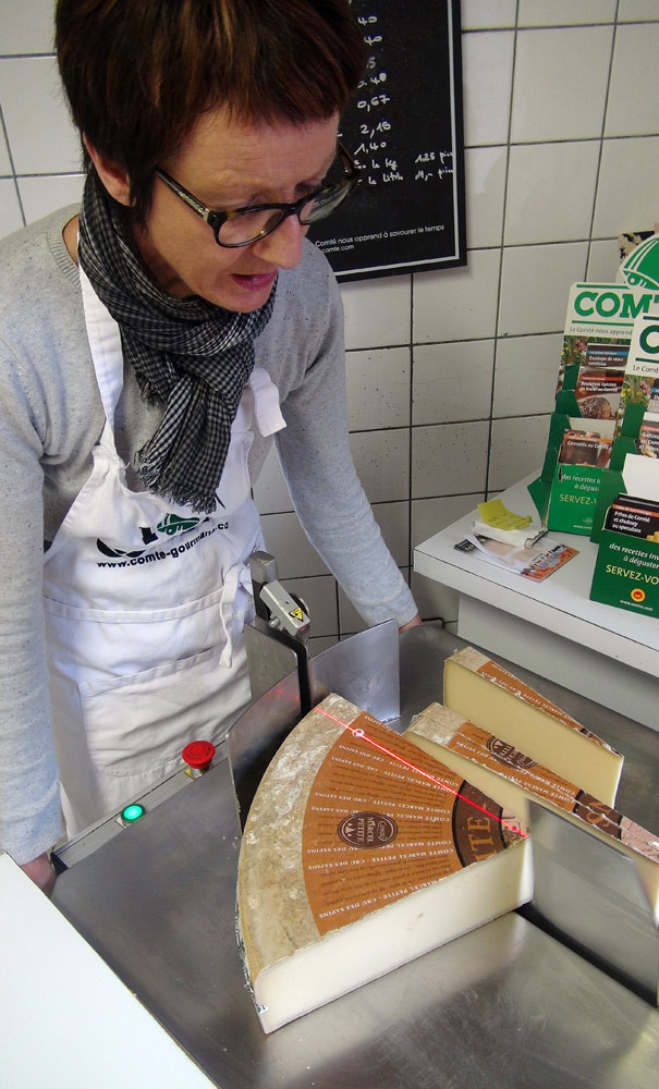 Chantal Bobillier à la découpe du Comté