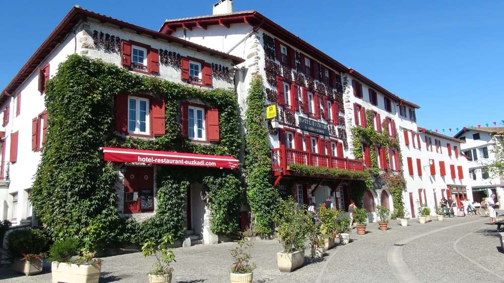 Euzkadi et sa façade de cordes