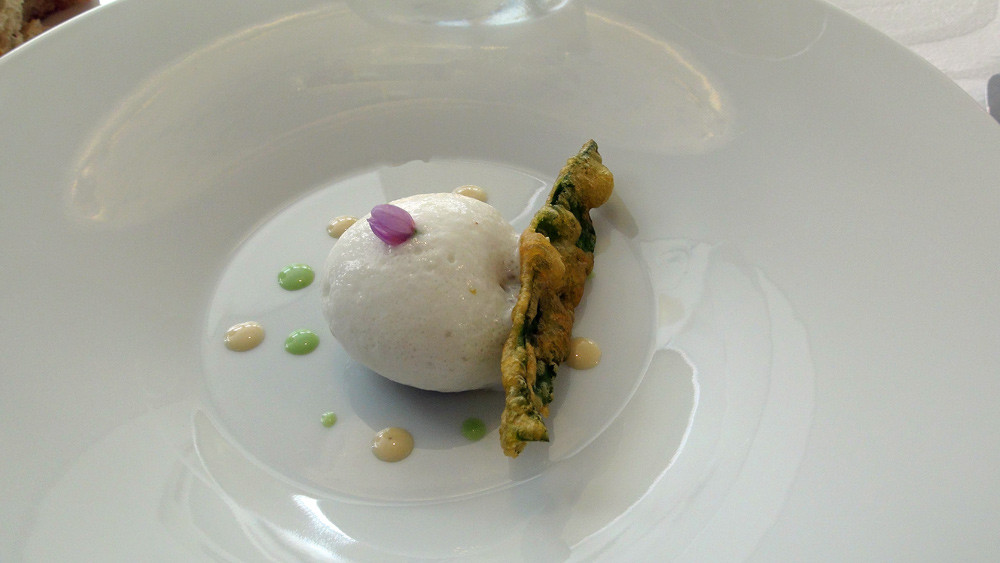 Tourteau, fromage frais, combawa et primevère