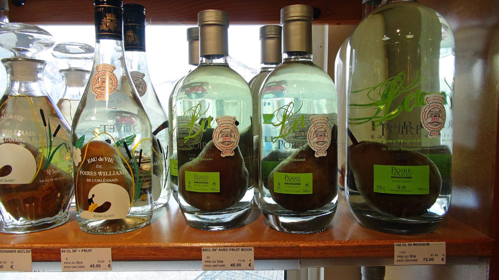 Eau de vie de Poire William's de l'Orléannais avec fruit en bouteille