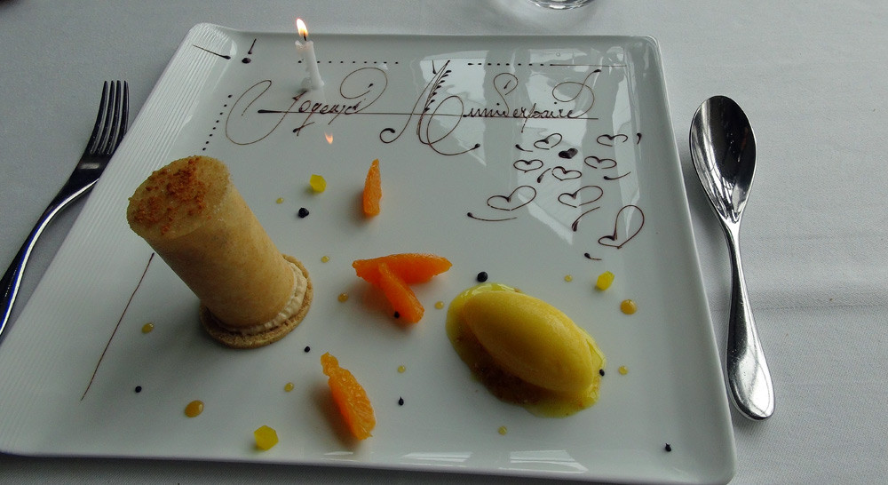 Dans une coque en sucre, une mousse légère au spéculos, une mandarine glacé pour adoucir.