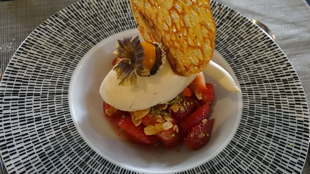 Fraises marinées aux baies de Sancho, crème glacée au Jasmin et sa tuile au citron