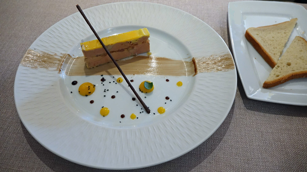 Foie gras de canard mi-cuit au saumon fumé, chutney de mangue et fruits de la passion
