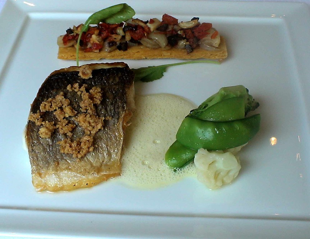 Dorade royale poêlée avec noisettes et choux, tarte aux oignons doux et anchoi