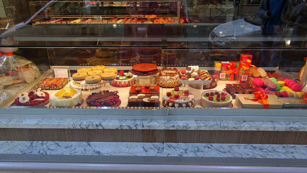 Gros gâteaux en vitrine