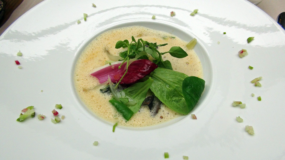 Emulsion comme une soupe à l'oignon, tagliatelles de daïkon, petits gris de Vendée, mache nantaise et pourpier