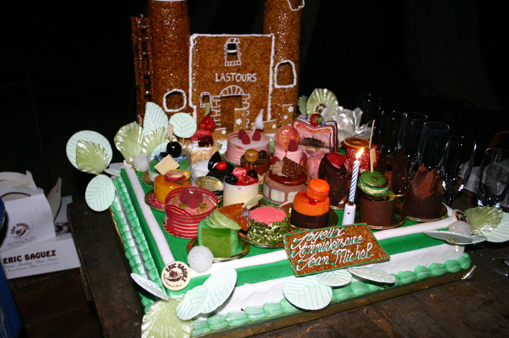 Gâteaux d'anniversaire et son Château de Lastours en nougatine