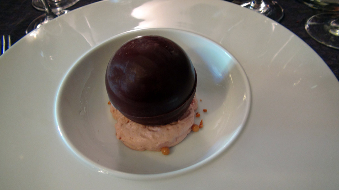 Sphère chocolat, glace fenouil confit, fraises et fruits de la passion (avant le coulis passion)