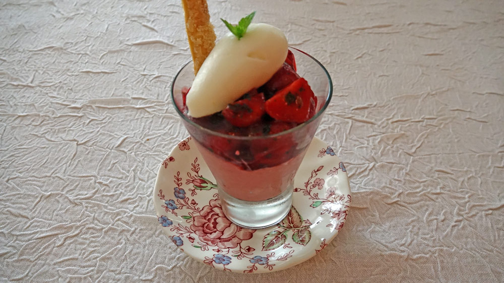 Bavarois fraises, fraises au basilic, sorbet fromage blanc